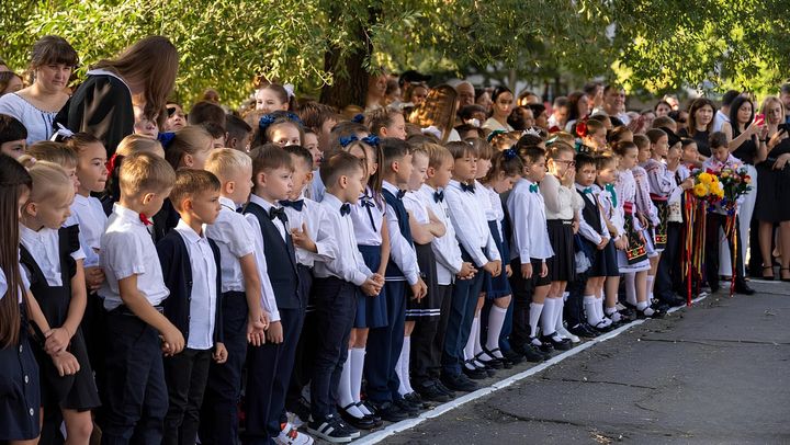 Elevii din familiile defavorizate din capitală pot beneficia de ajutor material pentru noul an de studii
