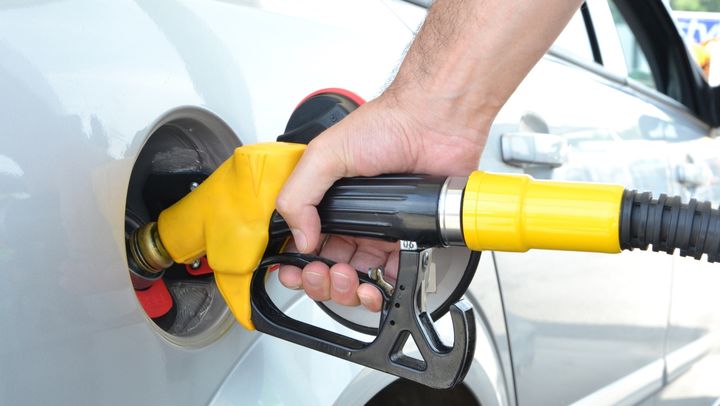 Prețul motorinei scade la nivelul din ianuarie 2022. În weekend, șoferii vor achita mai puțin pentru carburanți