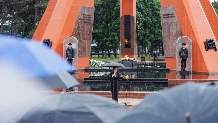 Conducerea țării a depus flori la memorialul „Eternitate”. Mesajul Maiei Sandu de Ziua Victoriei