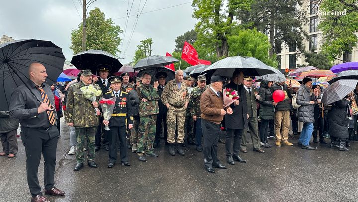 În centrul capitalei se desfășoară marșul dedicat Zilei Victoriei