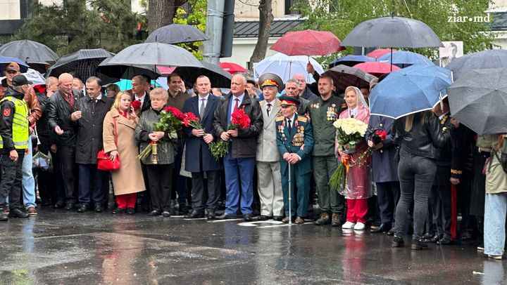 FOTO/ În centrul capitalei se desfășoară marșul dedicat Zilei Victoriei