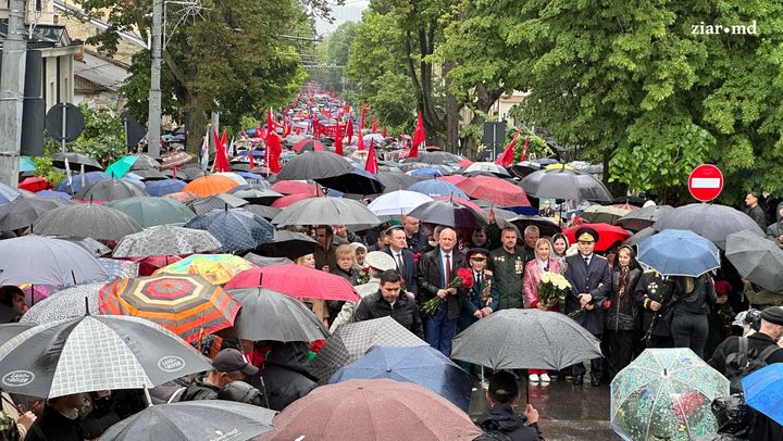GALERIE FOTO/ Marș de Ziua Victoriei. Participanții au depus flori la Complexul Memorial Eternitate