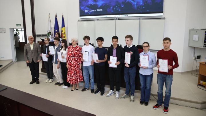 Zece elevi din țară au fost premiați în cadrul Olimpiadei Republicane la Științe