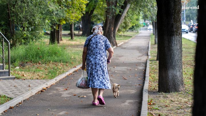 De astăzi, persoanele cu un stagiu de cotizare de cel puțin 40 de ani vor primi pensie majorată
