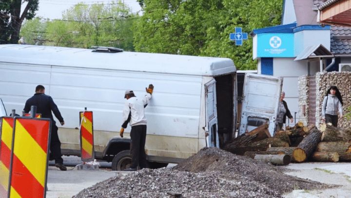 Un autocamion încărcat cu lemne s-a prăbușit pe o stradă din Bălți