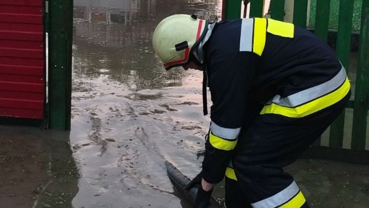 Gospodării inundate și copaci doborâți de vânt. Ploile din ultimele două zile au făcut ravagii în R. Moldova