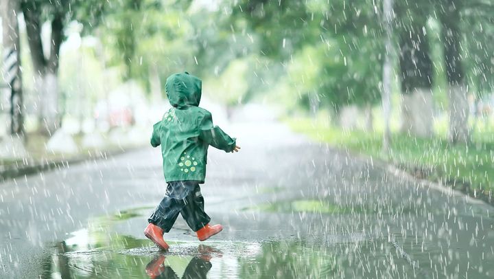 Ultima duminică din această primăvară ne aduce ploi și maxime de până la +18°C