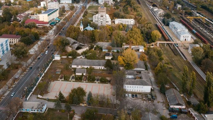 În locul fostei unități militare din Ungheni va fi construită o sală polivalentă și va fi amenajat un parc