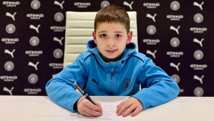 Un moldovean în vârstă de opt ani a semnat un contract cu clubul de fotbal Manchester City