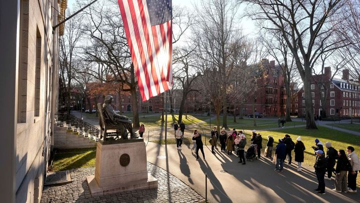 „Să servească drept avertisment”. Administrația Trump interzice Universității Harvard să înscrie studenți străini