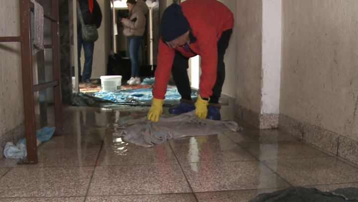 Nopți albe pentru locatarii blocului avariat din Durlești. Ploaia pătrunde nestingherit în apartamente și pe holuri