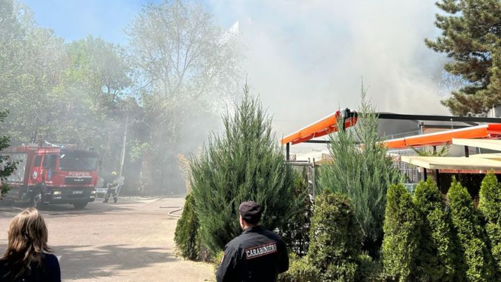 VIDEO/ Un incendiu puternic a izbuncit într-un local din centrul Chișinăului. Nouă echipaje de pompieri intervin