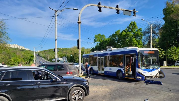 Un troleibuz și un automobil s-au ciocnit, în capitală. În ce stare sunt pasagerii