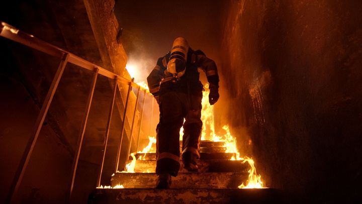 Incendii din cauza lumânărilor lăsate aprinse. Două persoane și-au pierdut viața