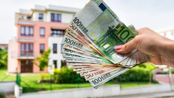 Tot mai mulți moldoveni iau credite pentru a cumpăra o locuință