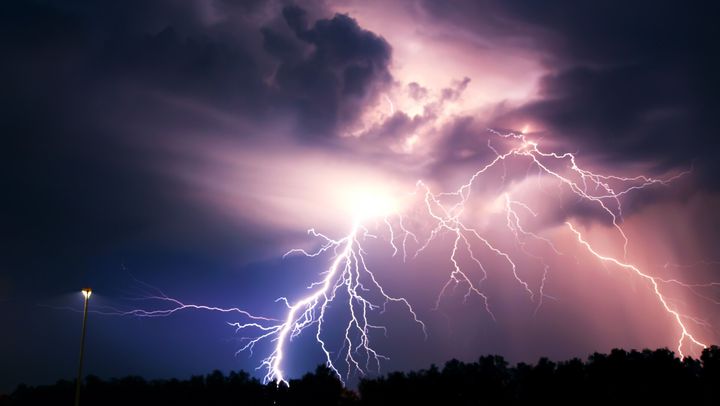 Vijelii și ploi puternice în următoarele ore. Meteorologii au emis un cod galben de instabilitate atmosferică