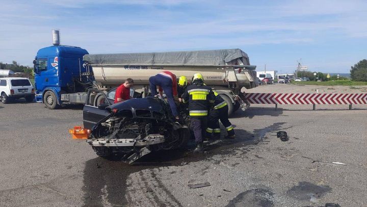 Un bărbat a ajuns în stare gravă la spital, după ce un camion și un BMW s-au lovit, în comuna Ciorescu