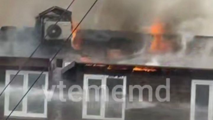 Incendiu de amploare la Durlești. Mansarda unui bloc de locuit este cuprinsă de flăcări