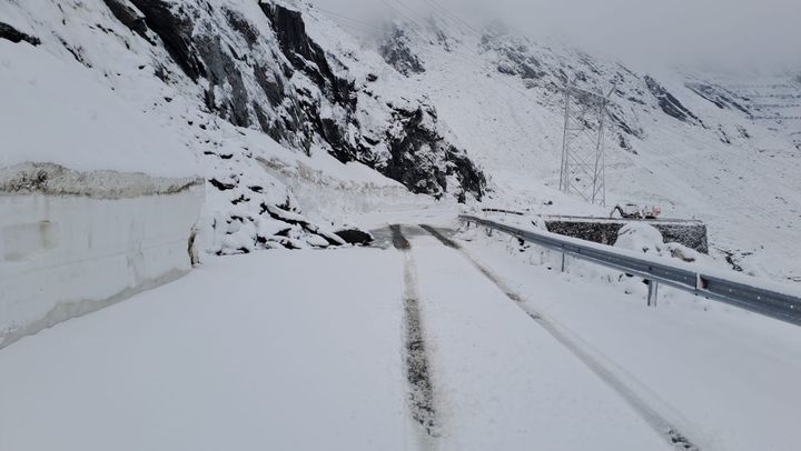 A nins pe Transfăgărășan. Stratul de zăpadă e de circa zece centimetri în unele zone