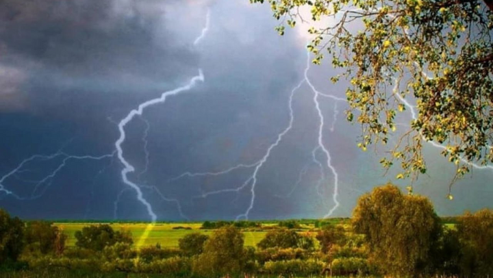 Cod galben de instabilitate atmosferică în toată țara. Se prevăd descărcări electrice, grindină și vijelii
