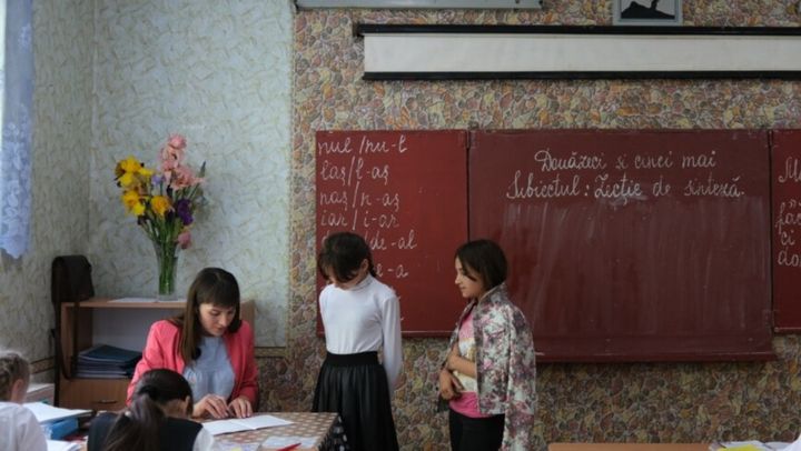Profesorii pot solicita certificatul care să confirme dreptul de activitate în funcția didactică. Precizările MEC