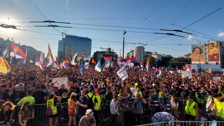 Proteste anti-guvernamentale la Belgrad. Manifestanții au blocat mai multe străzi
