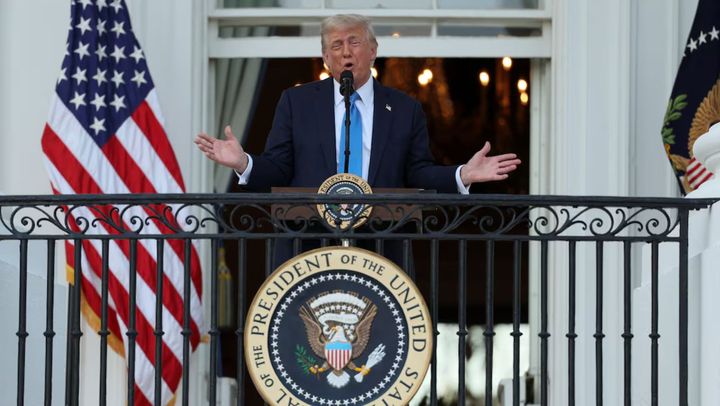 Donald Trump reintroduce interdicția de călătorie în SUA și interzice intrarea cetățenilor din 12 țări