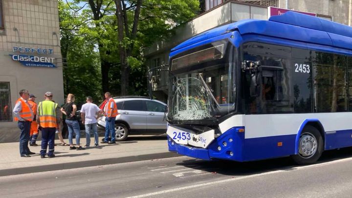 Încă un accident cu implicarea unui troleibuz s-a produs în Chișinău. Detalii de la poliție