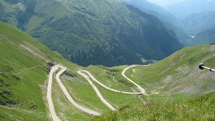 Circulația se redeschide pe Transfăgărășan. Autoritățile avertizează cu privire la hrănitul urșilor pe traseu
