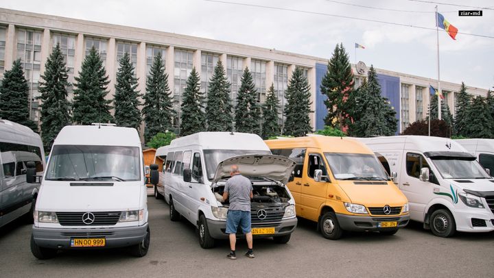 Transportatorii au protestat în centrul capitalei. Guvernul spune că nu va accepta scumpirea biletelor
