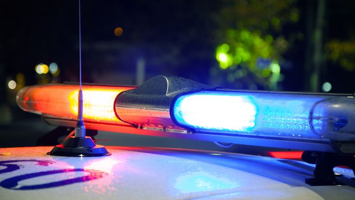 Un tânăr de 23 de ani și-ar fi omorât mama și s-a aruncat în gol de la etajul patru. Precizările Poliției
