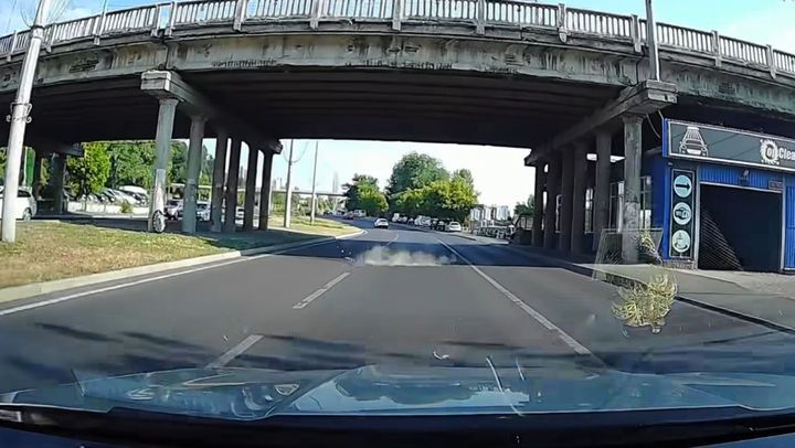 Din podul de pe strada Ismail din capitală cad fragmente de beton. Ce spune Primăria