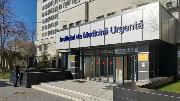 Tânărul care și-ar fi înjunghiat mama este internat la terapie intensivă și se află în stare extrem de gravă