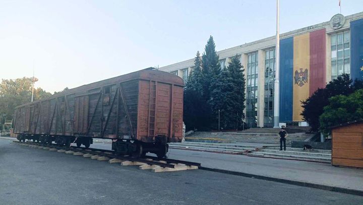 În Piața Marii Adunări Naționale au fost instalate cele două vagoane care reconstituie calvarul deportărilor
