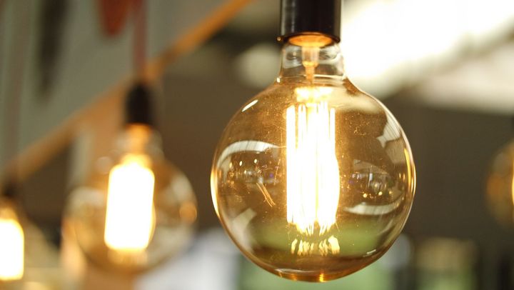 Energia electrică s-ar putea ieftini. Premier Energy și FEE Nord au depus solicitări la ANRE