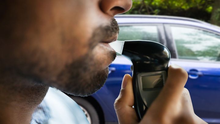 Închisoare și amendă de 200.000 de lei. Un șofer a urcat  beat la volan și a încercat să corupă polițiștii