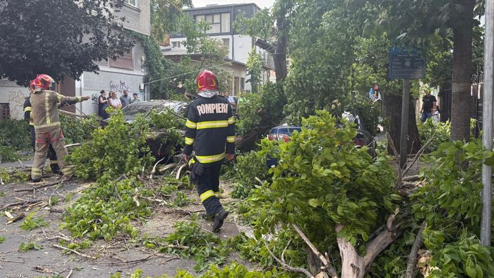 Vremea rea a făcut ravagii în România. O femeie din Ilfov a decedat, iar două persoane din București au fost rănite