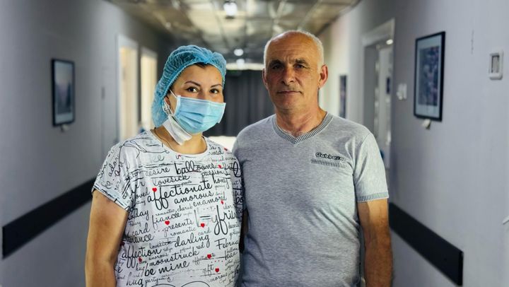 O femeie de 37 de ani a primit o nouă șansă la viață după ce tatăl ei i-a donat un rinichi