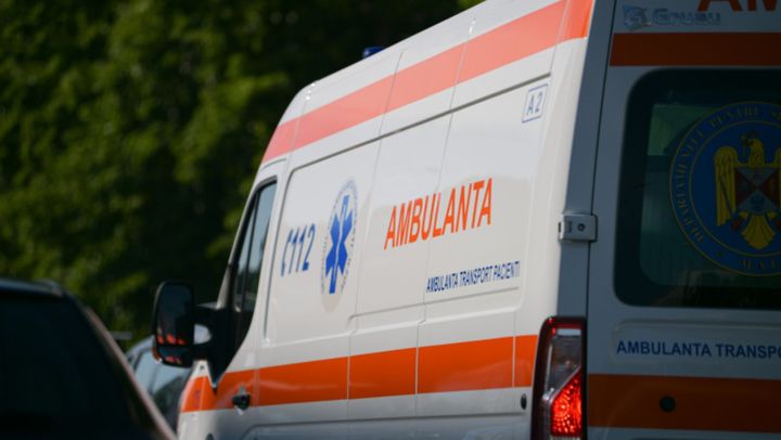 VIDEO/ Un tânăr de 20 de ani a fost lovit de o mașină pe trecerea de pietoni. După impact, șoferul a fugit