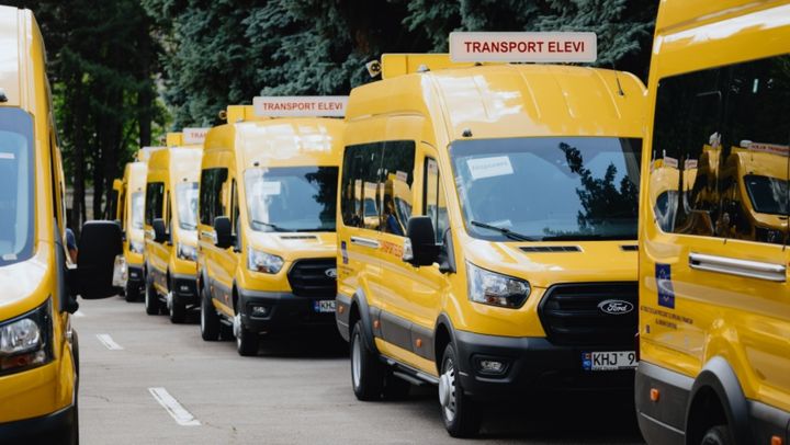Microbuze noi pentru zece școli din R. Moldova. Dan Perciun: „Ne dorim ca fiecare copil să ajungă în condiții bune”
