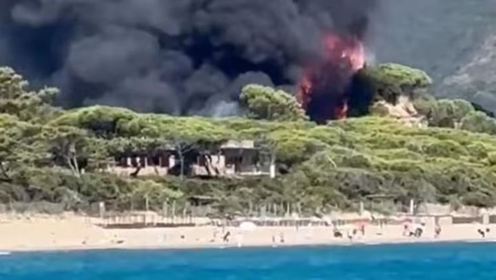 Incendiu uriaș de vegetație într-o zonă turistică din Italia. Peste 600 de persoane au fost evacuate