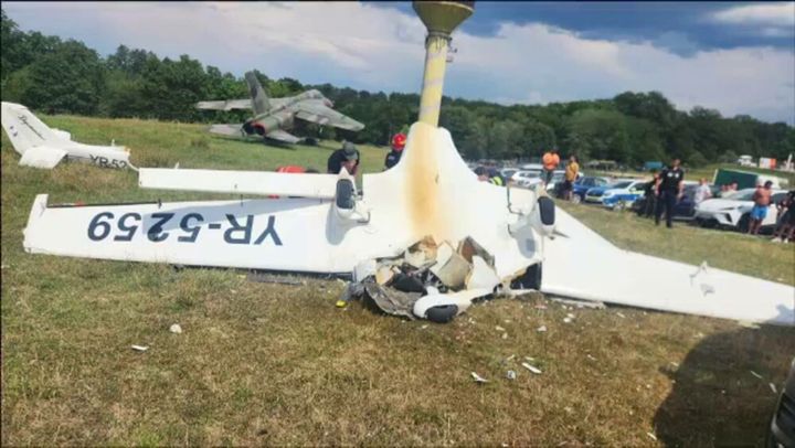 Un avion de mici dimensiuni s-a prăbușit în România. Pilotul a murit după impact. O altă persoană a supraviețuit
